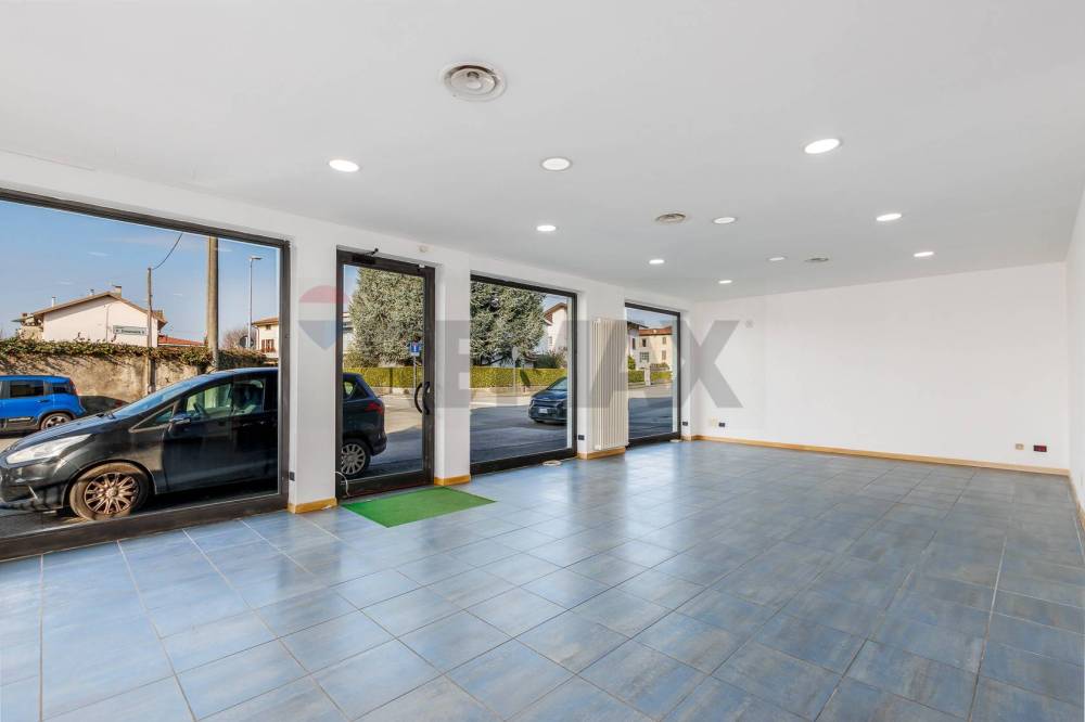 locale commerciale in vendita a Dalmine in zona Mariano al Brembo