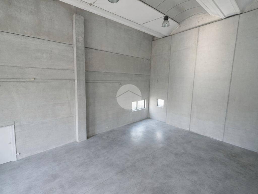 locale commerciale in vendita a Dalmine