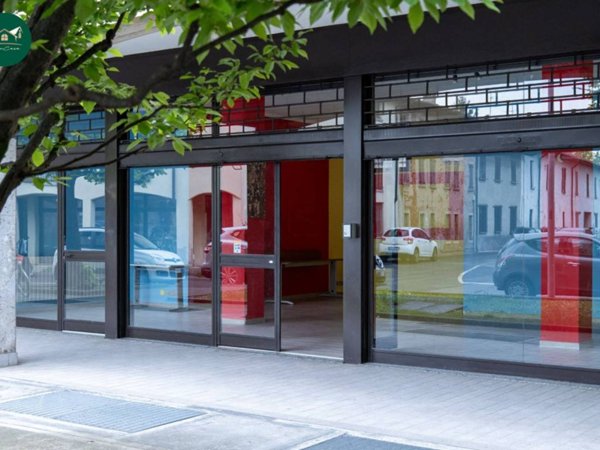 negozio in vendita a Dalmine in zona Guzzanica