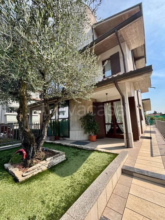 casa indipendente in vendita a Dalmine