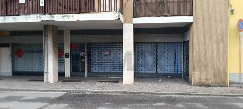 locale commerciale in vendita a Dalmine in zona Sforzatica Sant'Andrea