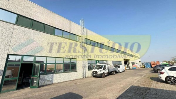 capannone in vendita a Dalmine in zona Guzzanica