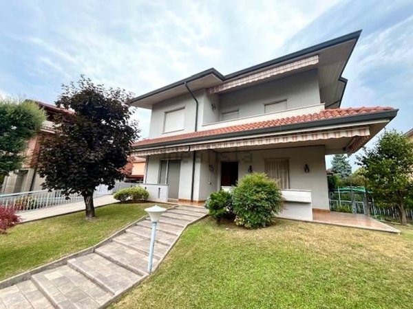 casa indipendente in vendita a Dalmine in zona Sforzatica Santa Maria d'Oleno