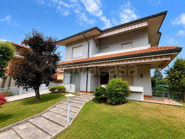 casa indipendente in vendita a Dalmine in zona Sforzatica Santa Maria d'Oleno