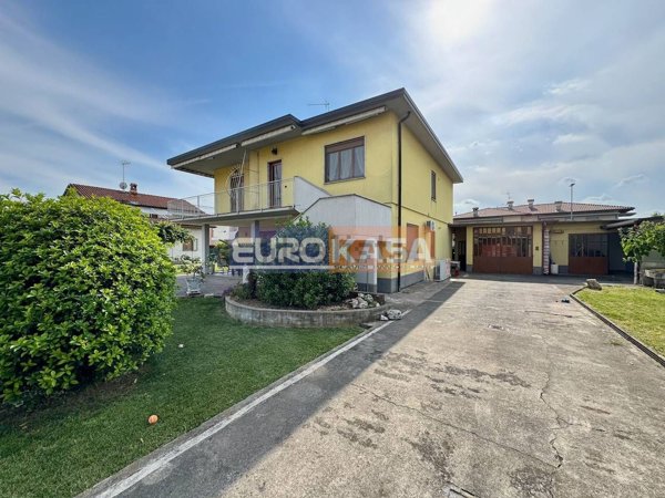 casa indipendente in vendita a Dalmine