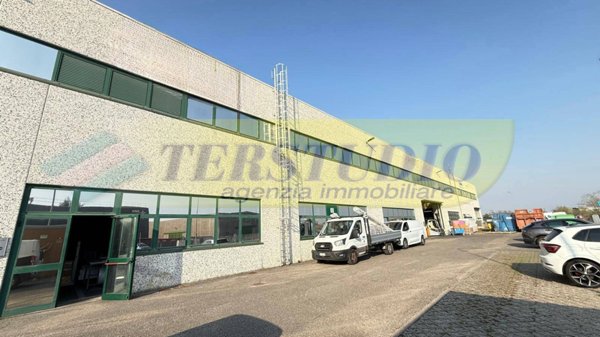 locale commerciale in vendita a Dalmine in zona Guzzanica