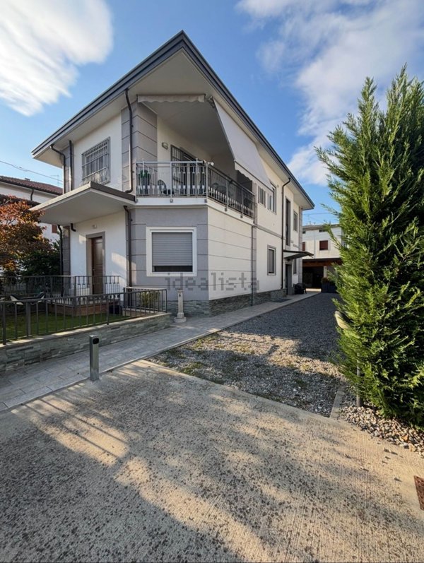 casa indipendente in vendita a Dalmine in zona Guzzanica