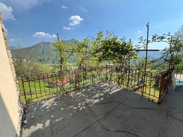 casa indipendente in vendita a Dossena