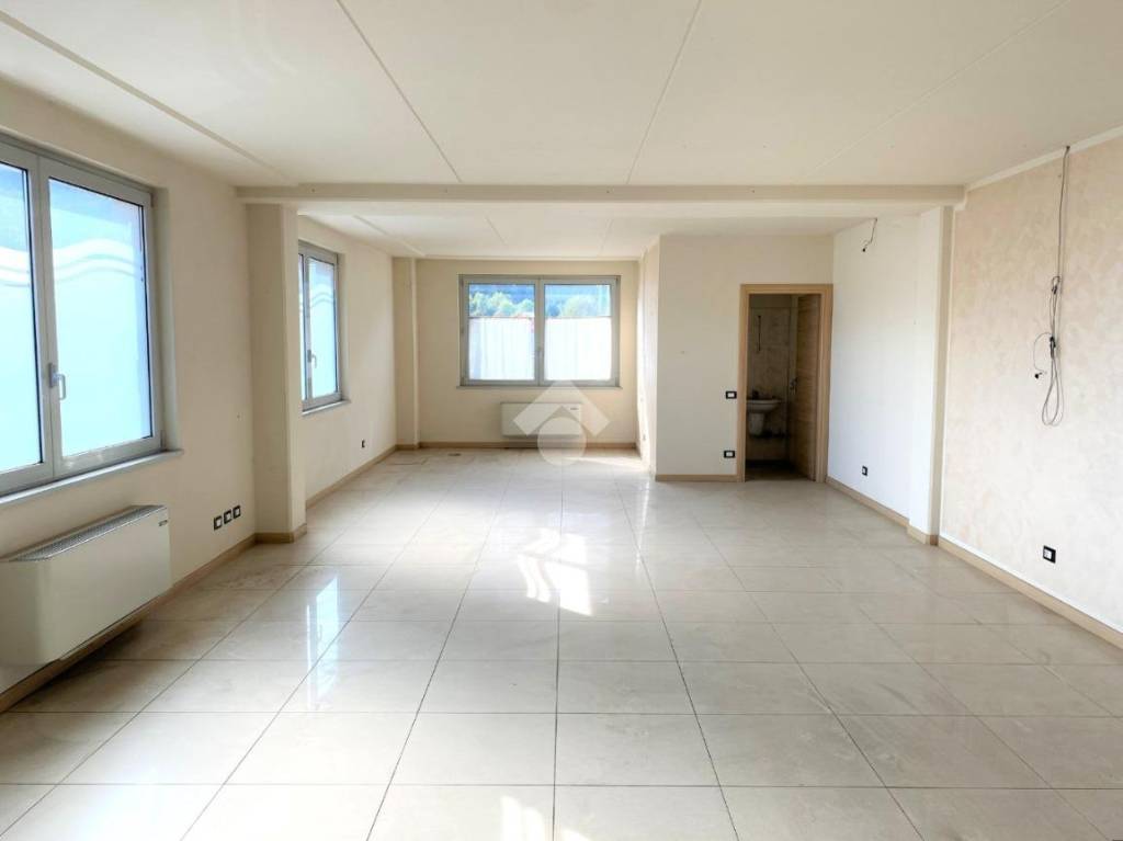 ufficio in vendita ad Endine Gaiano in zona Piangaiano