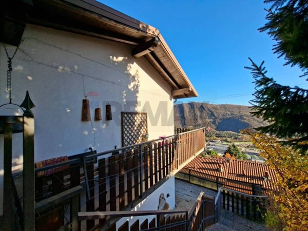 intera palazzina in vendita ad Endine Gaiano in zona Piangaiano