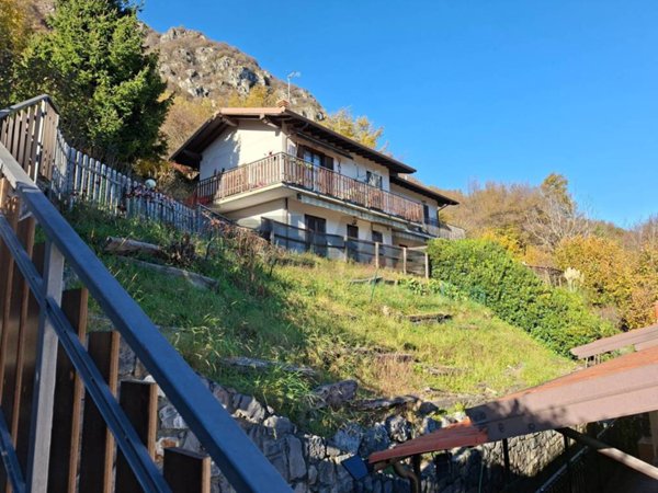 intera palazzina in vendita ad Endine Gaiano in zona Piangaiano