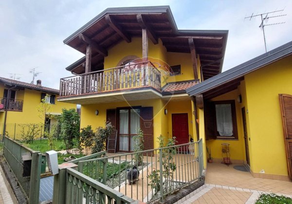 casa indipendente in vendita ad Endine Gaiano in zona Piangaiano