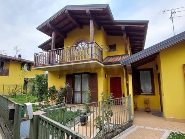 casa indipendente in vendita ad Endine Gaiano in zona Piangaiano