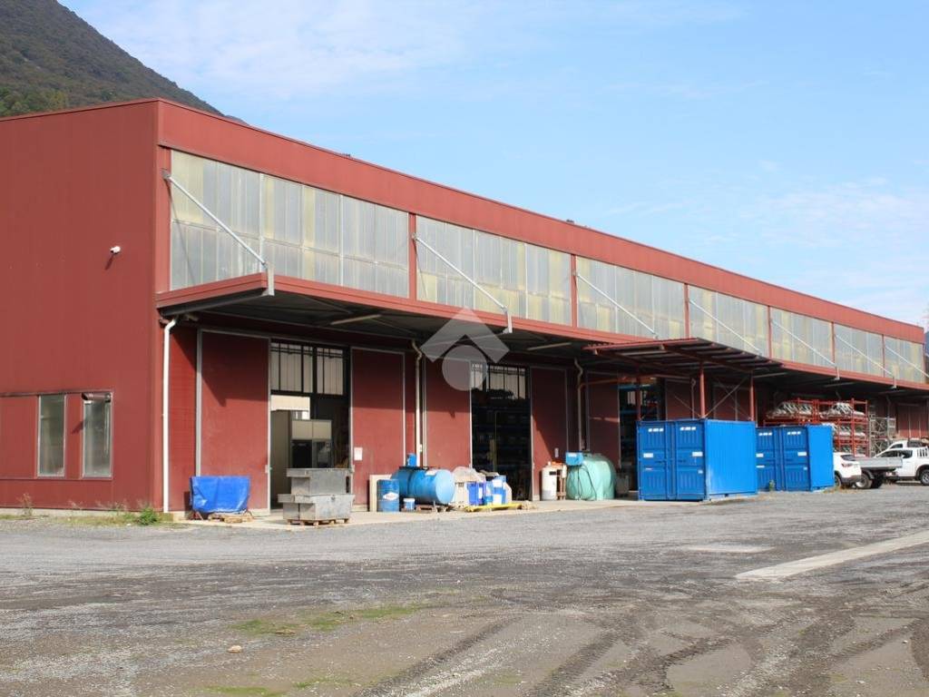 locale commerciale in vendita ad Endine Gaiano