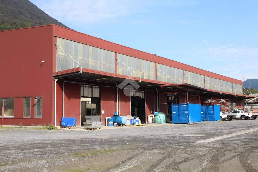 locale commerciale in vendita ad Endine Gaiano
