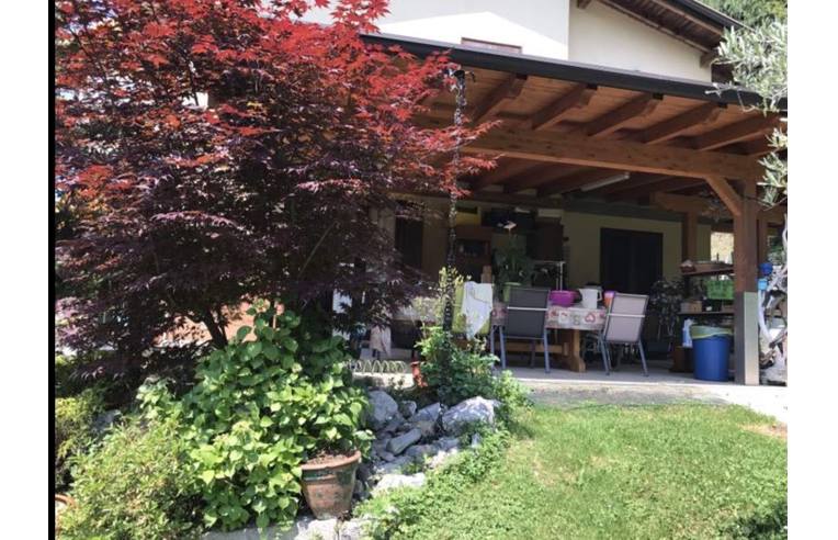 casa indipendente in vendita ad Endine Gaiano in zona Piangaiano