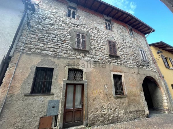 casa indipendente in vendita ad Entratico