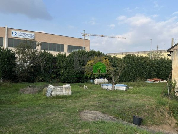 locale commerciale in vendita a Fara Gera d'Adda