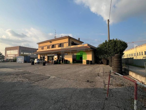 locale commerciale in vendita a Fara Gera d'Adda