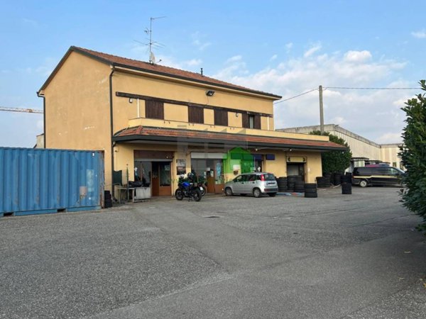 locale commerciale in vendita a Fara Gera d'Adda