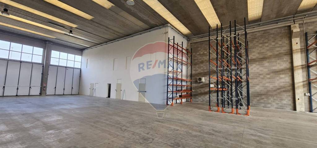 locale commerciale in vendita a Fara Gera d'Adda