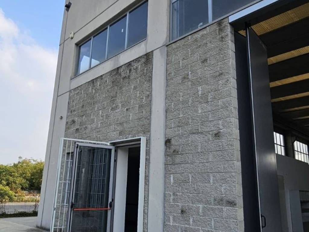 locale commerciale in vendita a Fara Gera d'Adda