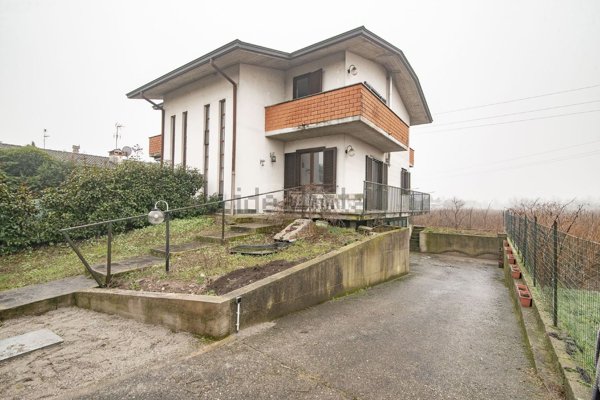 casa indipendente in vendita a Fara Gera d'Adda in zona Badalasco
