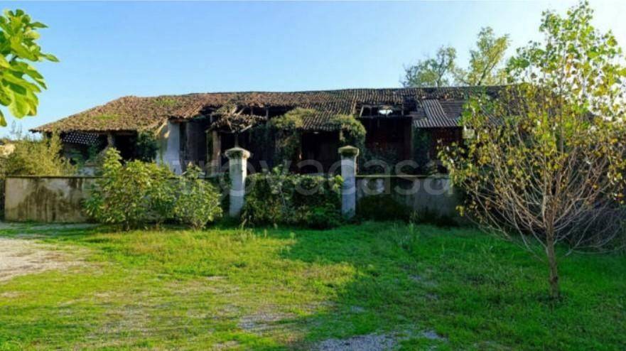 locale di sgombero in vendita a Fara Gera d'Adda in zona Badalasco