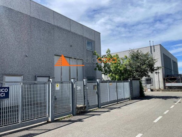 locale commerciale in vendita a Fara Gera d'Adda