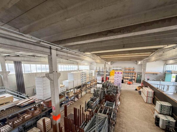 locale commerciale in vendita a Fara Olivana con Sola