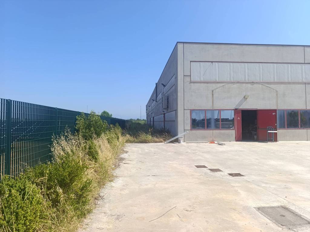 locale commerciale in vendita a Fara Olivana con Sola in zona Sola