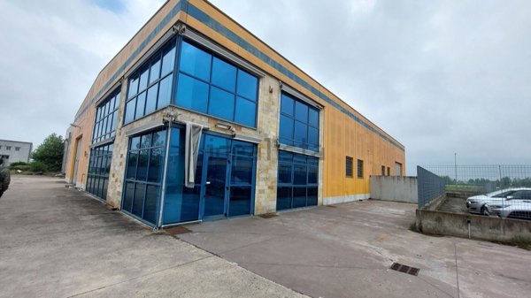 locale di sgombero in vendita a Fontanella