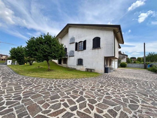 casa indipendente in vendita a Fontanella