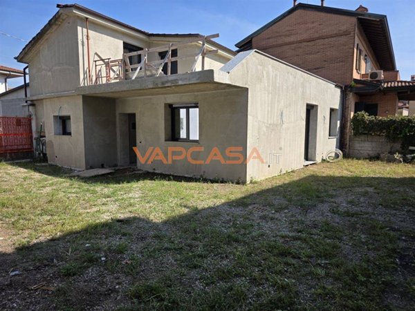 casa indipendente in vendita a Fontanella