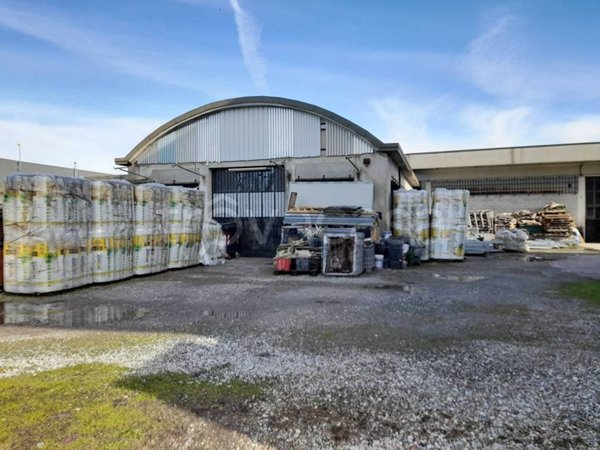 locale commerciale in vendita a Fornovo San Giovanni