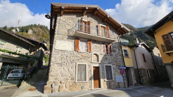 casa indipendente in vendita a Gandellino in zona Pietra