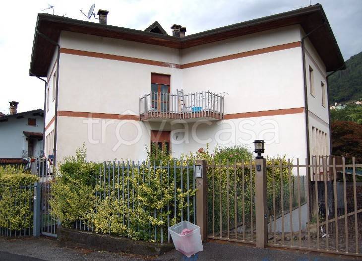 casa indipendente in vendita a Gandino