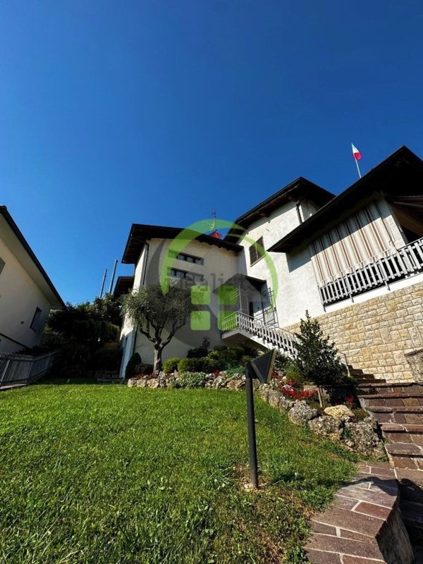 casa indipendente in vendita a Gandino