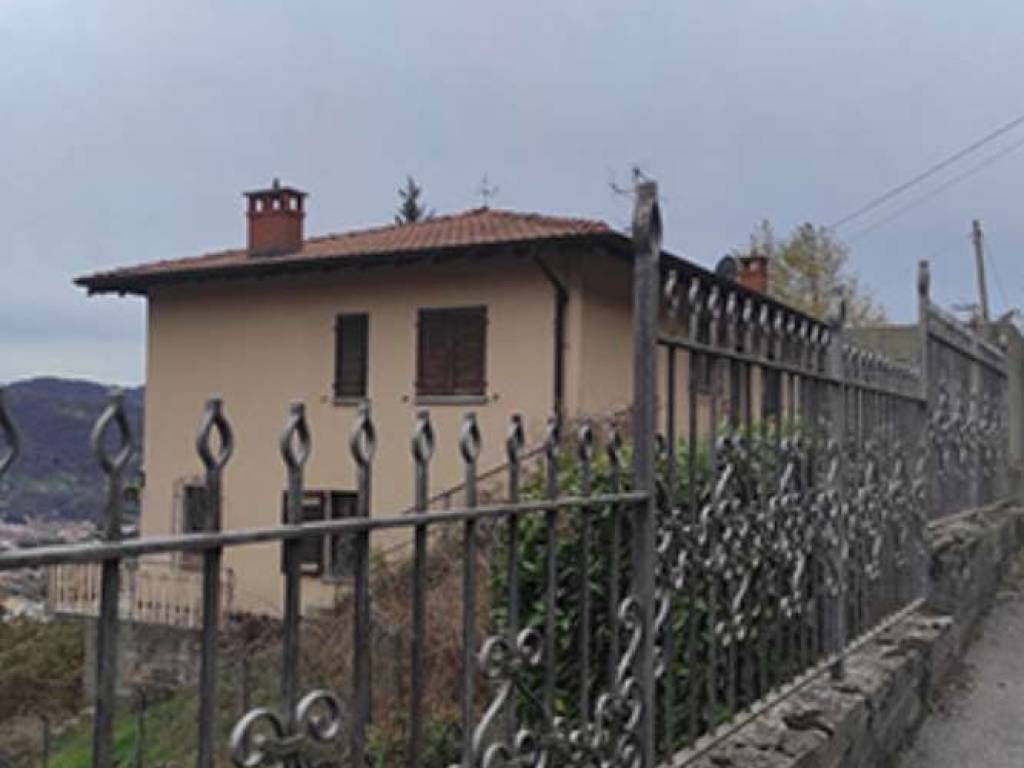 casa indipendente in vendita a Gandino in zona Barzizza