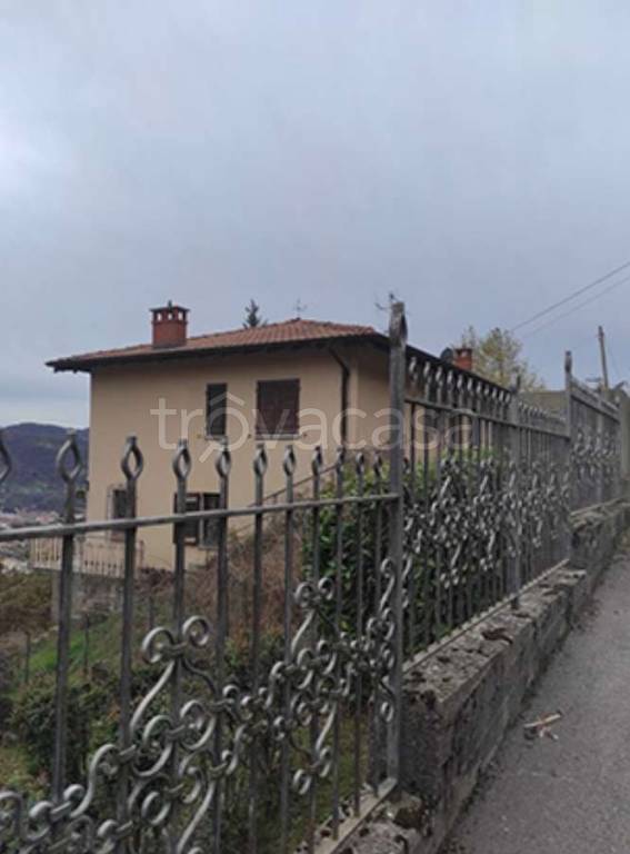 casa indipendente in vendita a Gandino in zona Barzizza