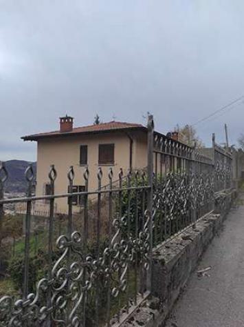 casa indipendente in vendita a Gandino