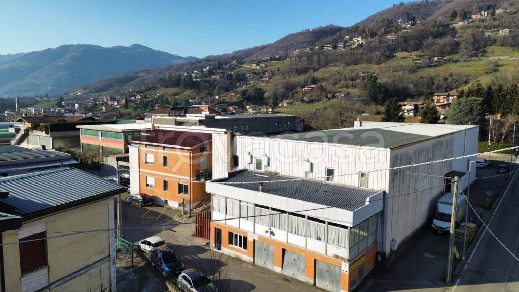 locale commerciale in vendita a Gandino