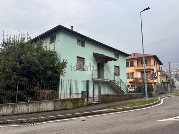 casa indipendente in vendita a Gandino