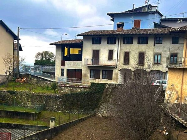 casa indipendente in vendita a Gandino