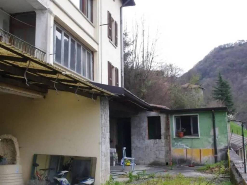 casa indipendente in vendita a Gandino in zona Cirano