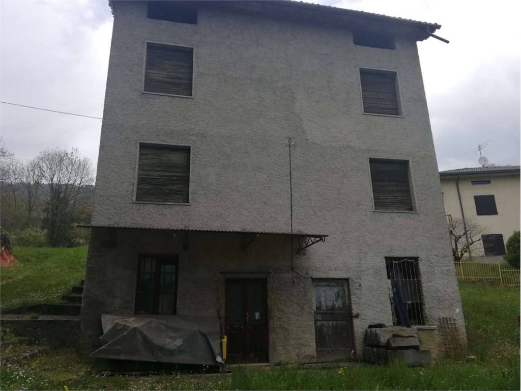 casa indipendente in vendita a Gaverina Terme