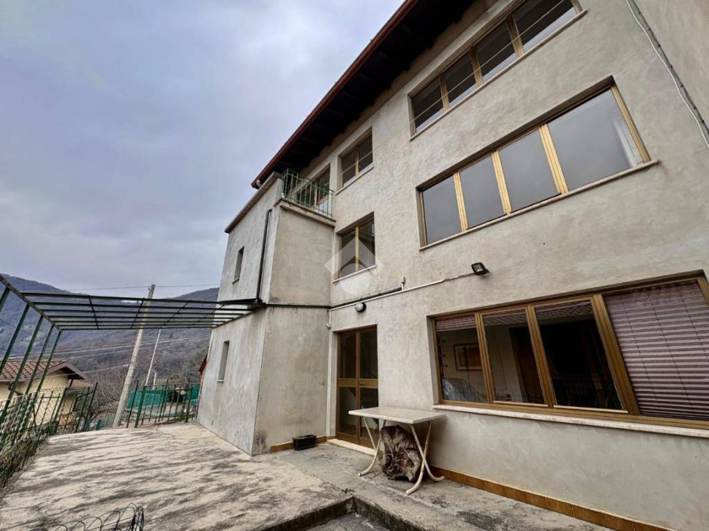 casa indipendente in vendita a Gazzaniga in zona Orezzo