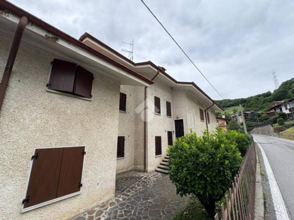 appartamento in vendita a Gazzaniga in zona Orezzo