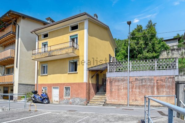 casa indipendente in vendita a Gazzaniga in zona Orezzo