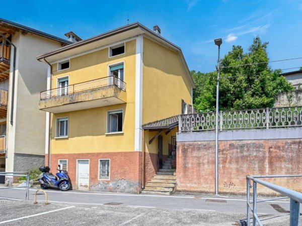 casa indipendente in vendita a Gazzaniga in zona Orezzo
